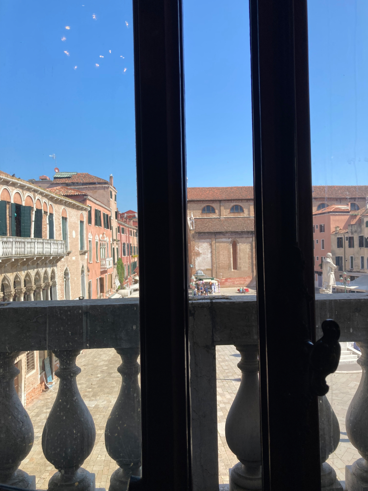 Blick aus dem Fenster auf einen Platz in Venedig