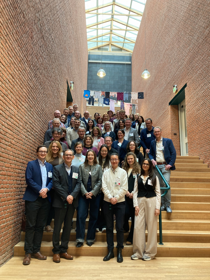 Gruppenbild aller Konferenzteilnehmer:innen auf einer Treppe im Bonnefantenmuseum