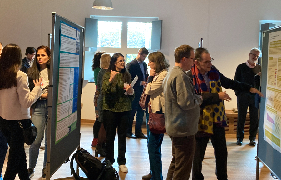 Schnappschuss von der Poserpräsentation mit vielen Menschen im Gespräch vor den ausgestellten Postern